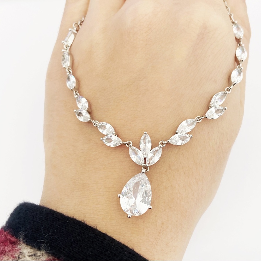 Silver rhinestone teardrop statement necklace 16-18”